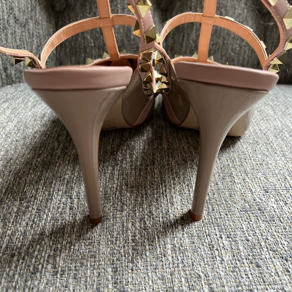 - Woman’s vegan leather gold studded heels. Size 8.5 - Picture 5 of 12